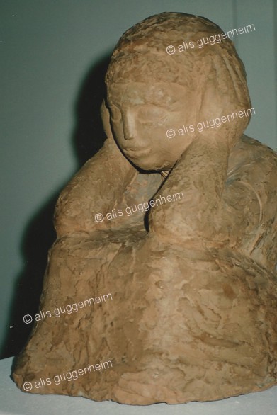 Mädchen mit aufgestützten Armen