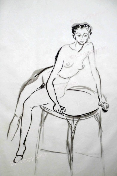 Auf Tisch sitzender weiblicher Akt