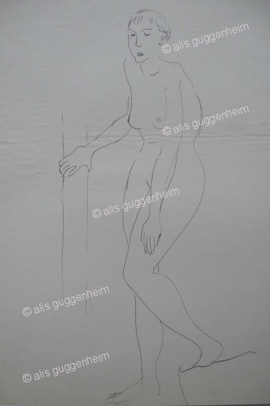 Weiblicher  Akt die Treppe hinunter steigend