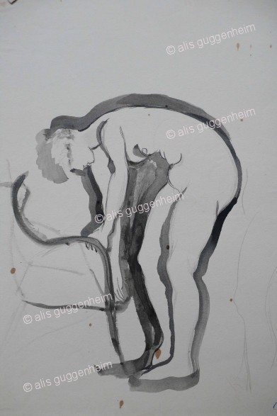 Weiblicher Akt über einen Sessel  gebeugt