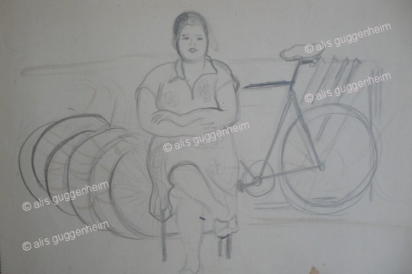 Frau vor Fahrradständer sitzend