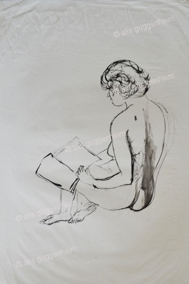 Nackte Frau sitzend und lesend