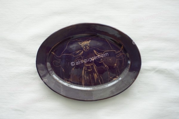 Schale mit nackter Frau und zwei Kühen