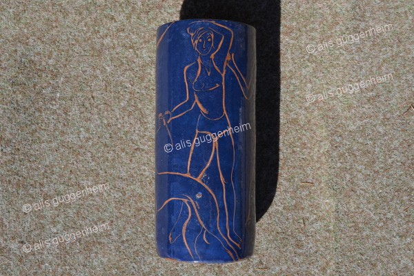 Vase mit Paar und Hund an der Leine