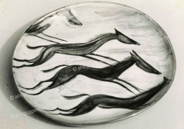 Teller mit springenden Pferden