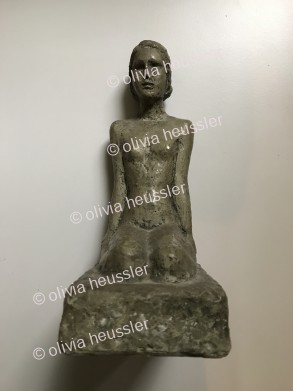 Sitzende Frauenfigur