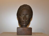 Stehende Frauenfigur