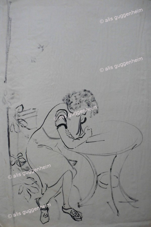 Frau an einem Tisch sitzend und lesend