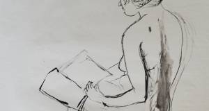 Nackte Frau sitzend und lesend