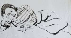 Frau beim Lesen auf Bett