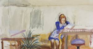 Frau an Tisch sitzend und lesend