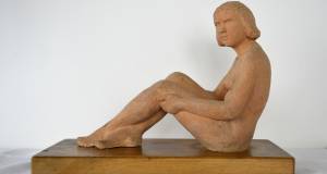 sitzende Frauenfigur