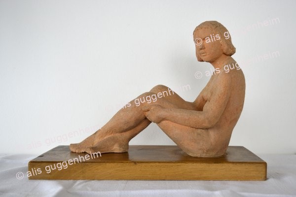 sitzende Frauenfigur