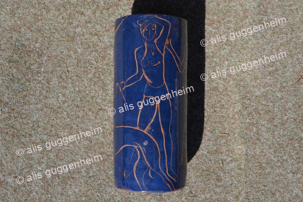 Vase mit Paar und Hund an der Leine