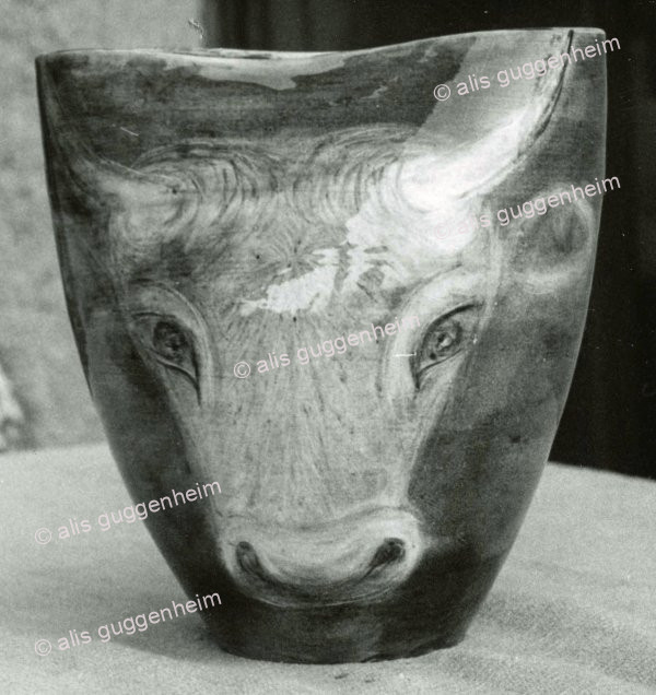 Vase mit Kuhkopf