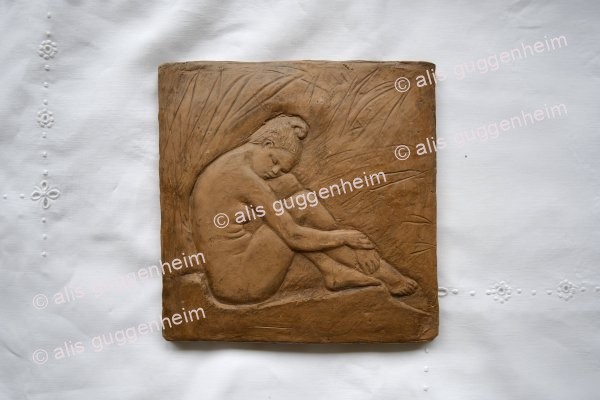 Sitzende Frauenfigur