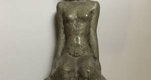 Sitzende Frauenfigur