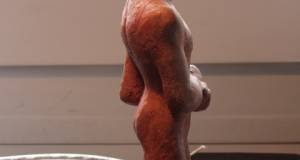 Kniende Figur
